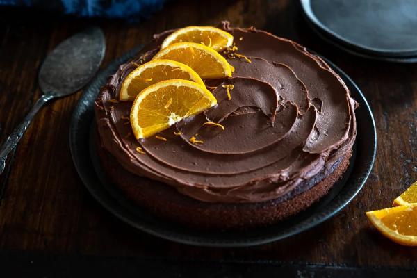 2 طرز تهیه کیک خیس پرتقالی شکلاتی در فر و قابلمه به روش کافی شاپ
